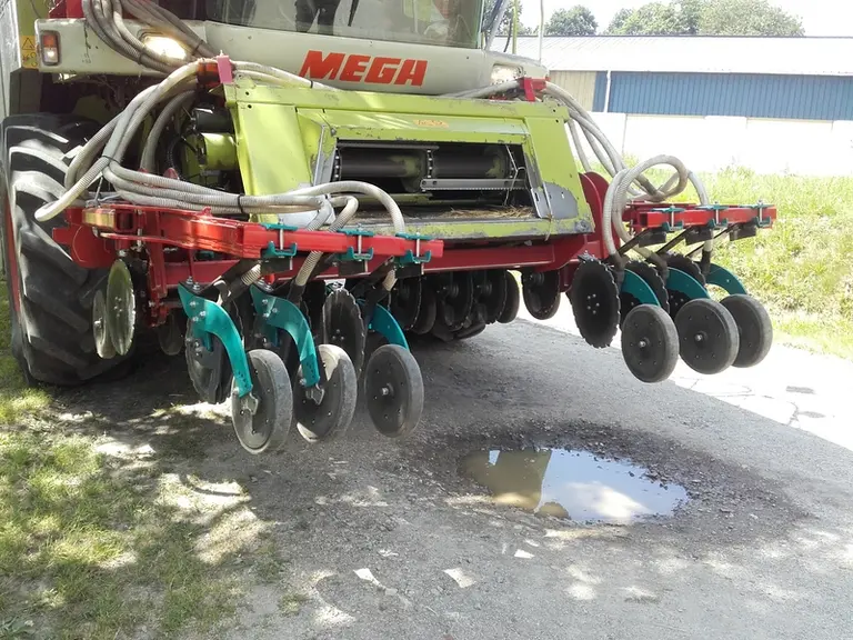 Le semoir intégré au convoyeur se replie vers l’avant pour le transport. © Chambre d'agriculture de ...
