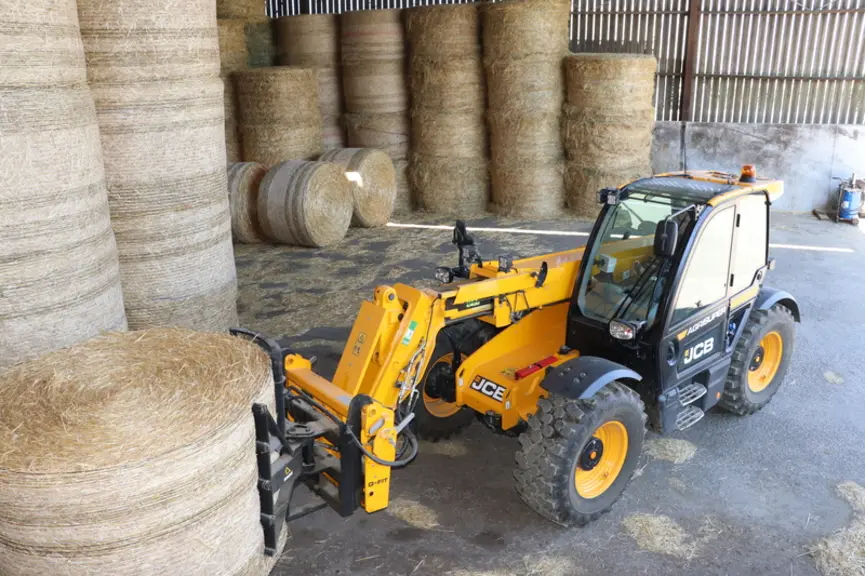Le pare-brise panoramique est, selon les deux frères, un des gros atouts de la nouvelle cabine JCB. © D. Laisney