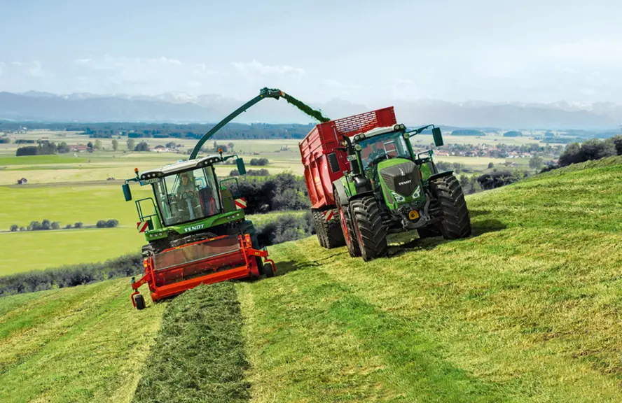 Fendt Katana 650 à l'ensilage d'herbe avec tracteur Fendt et benne Kramp