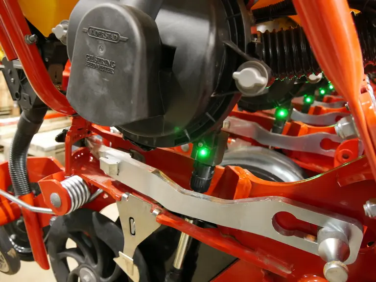 Les leds vertent attestent du bon fonctionnement des compteurs Sde graines du semoir Tempo de Väderstad.