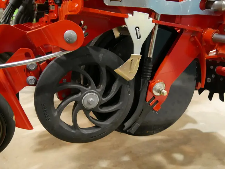 Le semoir monograine Tempo de Väderstad dispose d'une roue de rappui qui plaque la graine dans le fond du sillon.