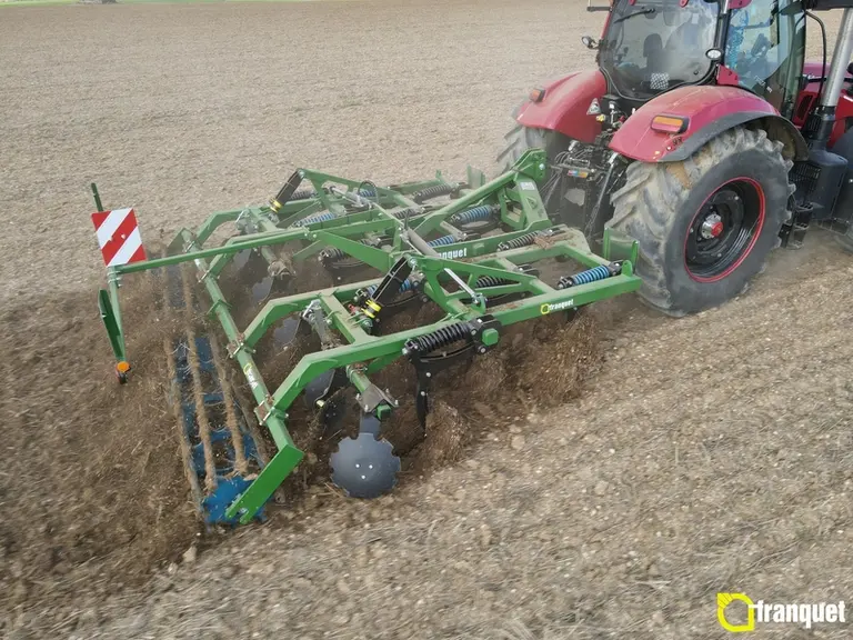 Le déchaumeur à dents Franquet Terramix convient aussi bien au déchaumage superficiel qu'à la fissuration profonde.