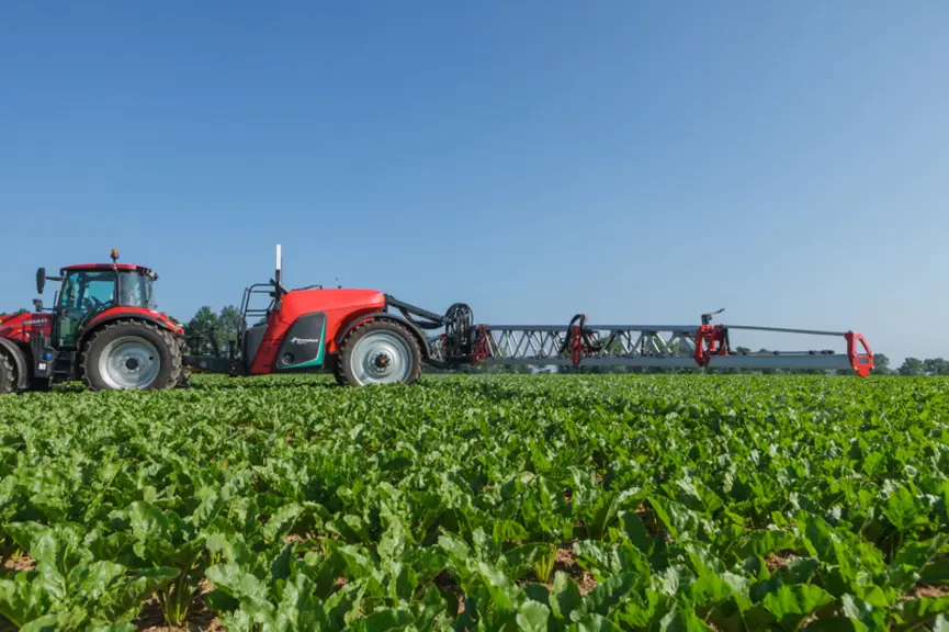 Les pulvérisateurs iXtrack T3 et T4 Essential s'adressent aux exploitations de polyculture élevage.