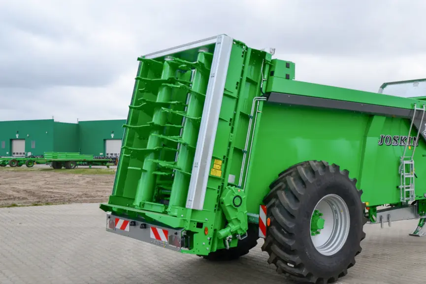 L'épandeur à fumier Joskin Tornado peut recevoir des hérissons verticaux de 1010 mm de diamètre. Il est proposé en trois hauteurs de caisse : 1,1 ; 1,