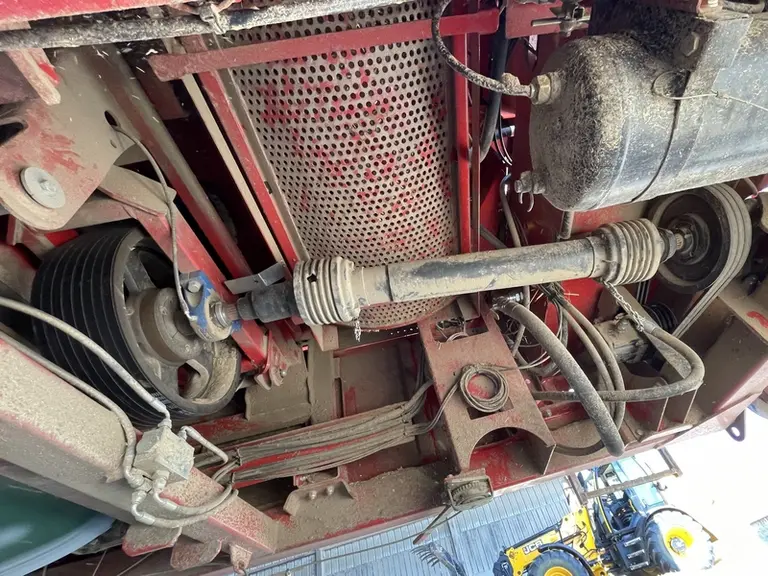 <p>Le prise de force entraîne la pompe hydraulique de la centrale, puis le rotor du broyeur à l'aide de huit courroies. Un limiteur de couple préserve