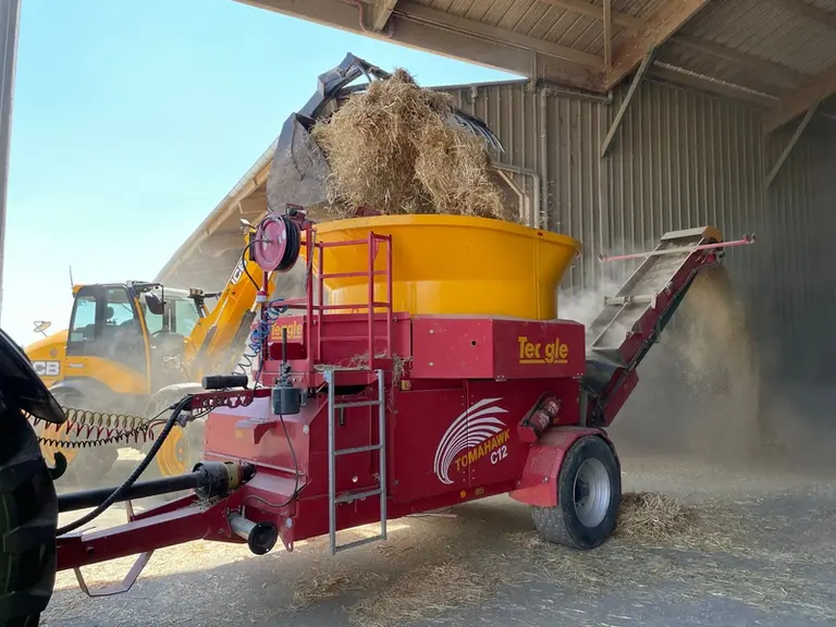 <p>Le broyeur Teagle Calibrator C12 intègre une trémie rotative dans laquelle sont déversées les balles rondes ou carrées.</p>