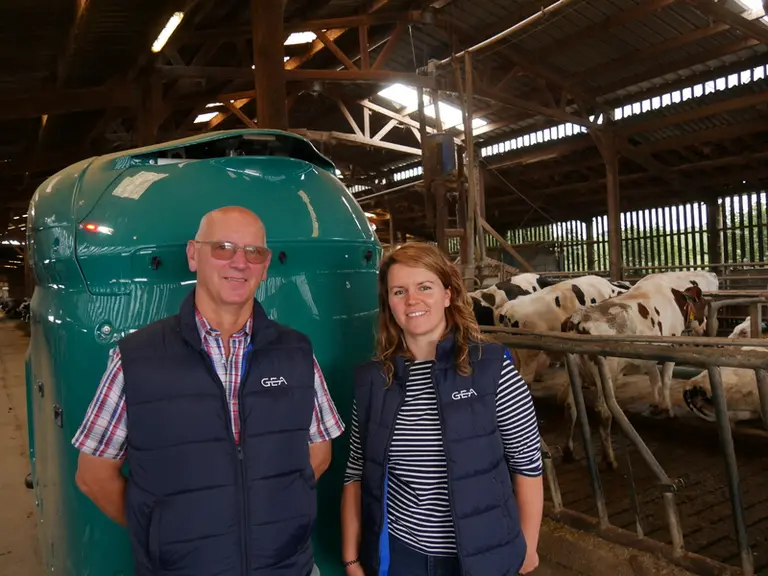 Clémence et Luc Poussier viennent de robotiser la traite et l’alimentation de leur élevage laitier, afin de limiter les astreintes quotidiennes et de