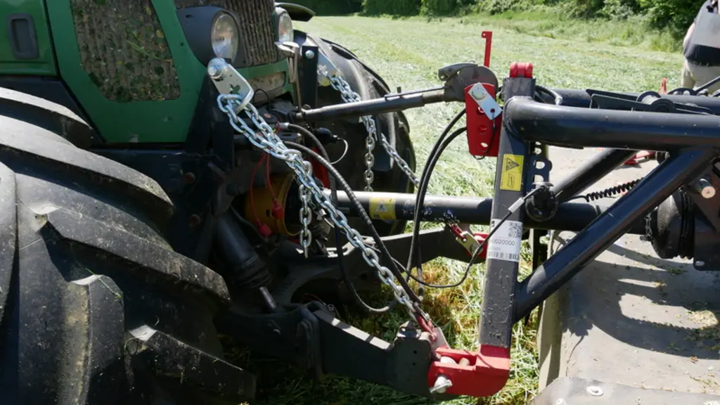 Des chaînes définissent la hauteur du relevage avec la faucheuse frontale SIP Silvercut Disc 340 F.
