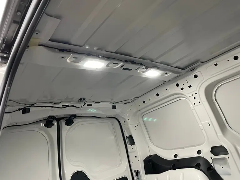 Le Volkswagen Caddy Cargo est équipé de deux lampes à leds dans l'espace de chargement.