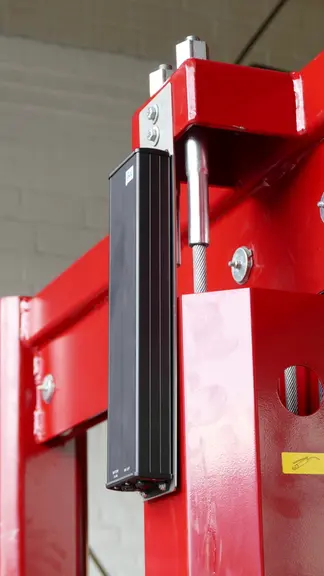 Le capteur d’inclinaison V-Connect Cut Control  des désileuses en bloc V-Load Cutter de BVL se fixe simplement et dispose de sa propre batterie.