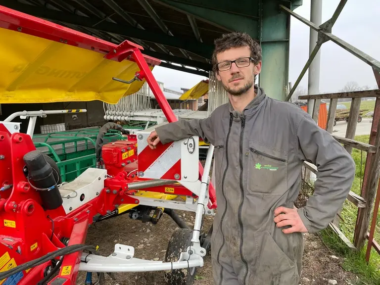 Antonin Guigue, éleveur à Entrelacs en Savoie. « Nous utilisons un andaineur double rotor traîné à dépose latérale depuis une quinzaine d'années. »