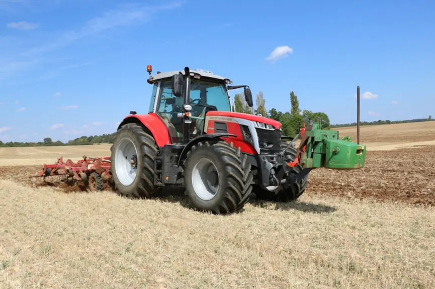 Le tracteur Massey Ferguson MF 6S 180 est le plus économe en carburant au déchaumage