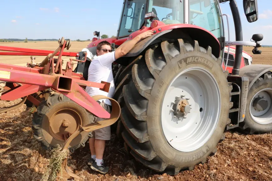 Les commandes sur le ailes des tracteurs Massey Ferguson MF 6S 180 et 7S 180 sont un peu trop excentrées