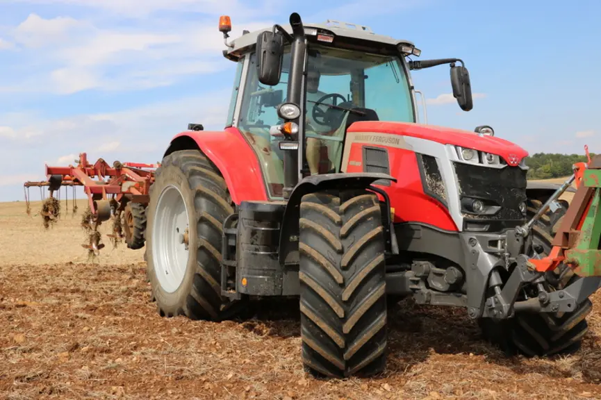 Le tracteur Massey Ferguson MF 6S 180 offre une très bonne maniabilité