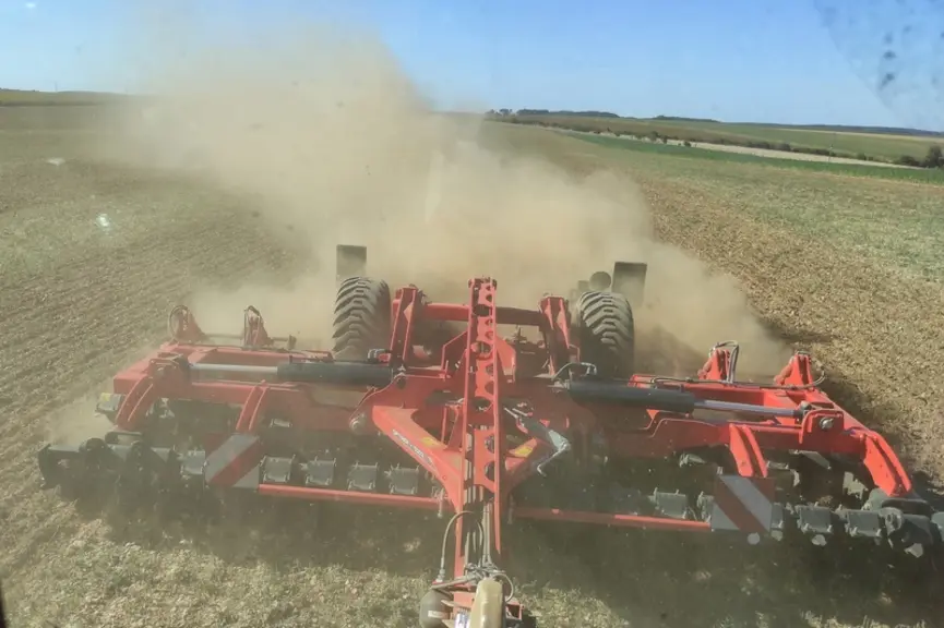 Sur des travaux rapides comme avec le déchaumeur à disques indépendants, le tracteur Massey Ferguson MF 6S 180 offre le meilleur compromis
