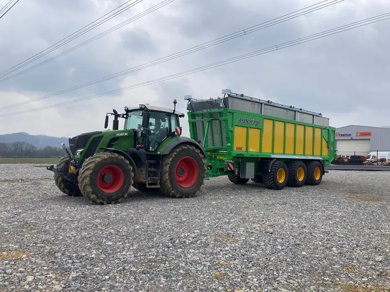 Thierry Arguilh recherchait une remorque avec du volume, capable de vidanger dans les bâtiments et pouvant convenir aussi bien à la plaquette de bois