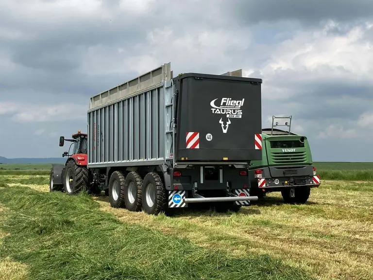 Les remorques à front poussant permettent au besoin de comprimer la récolte au champ, afin d'augmenter le tonnage de fourrage transporté.
