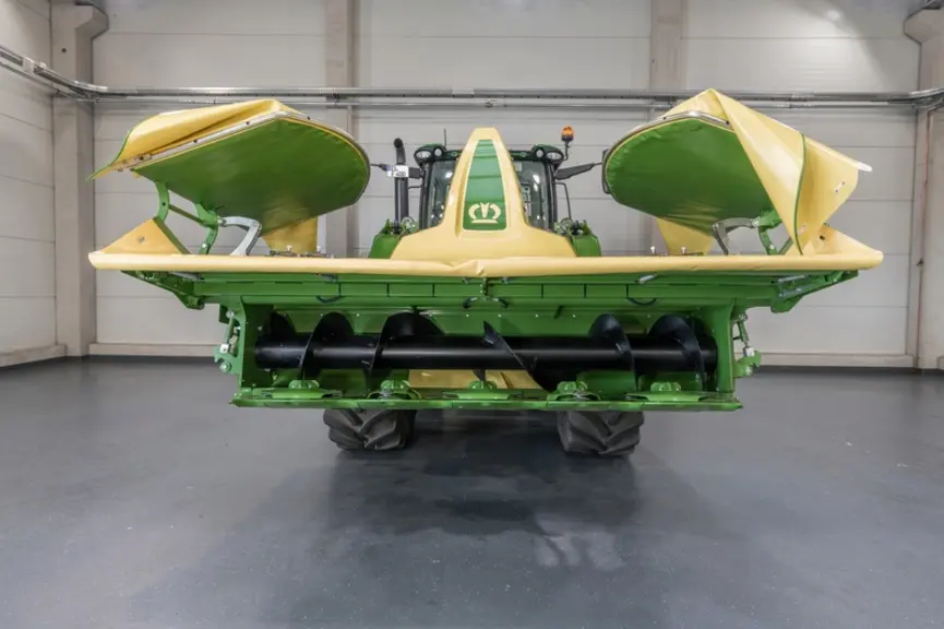 La faucheuse Krone EasyCut F 400 Fold est dépourvue de conditionneur. Elle andaine grâce à des vis.