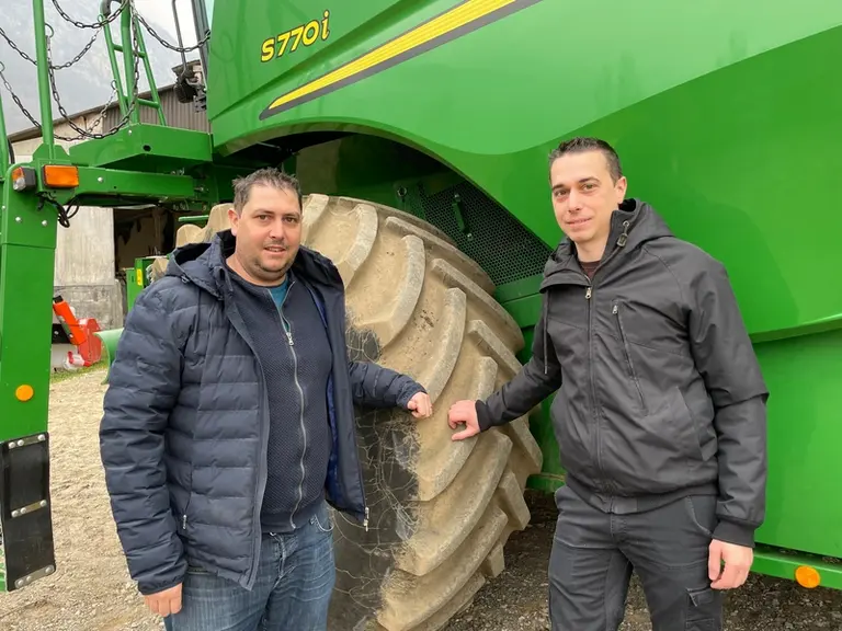 François et Vincent Roulet, entrepreneurs de travaux agricoles à Mery en Savoie. "Le broyeur de menues-pailles n’impacte pas trop le débit de chantier