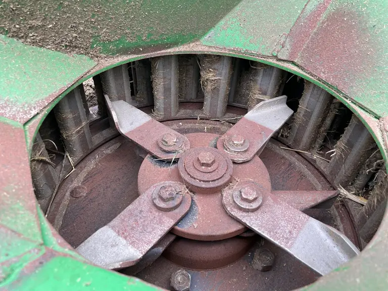 Le broyeur utilise deux rotors à axes verticaux projetant les graines contre des chicanes. Un dispositif qui s'use peu mais qui est particulièrement b
