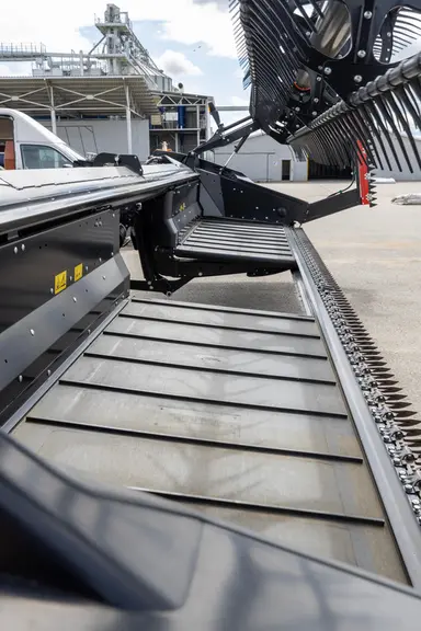 Faucheuse andaineuse MacDon en poste inversé pour la moisson décomposée