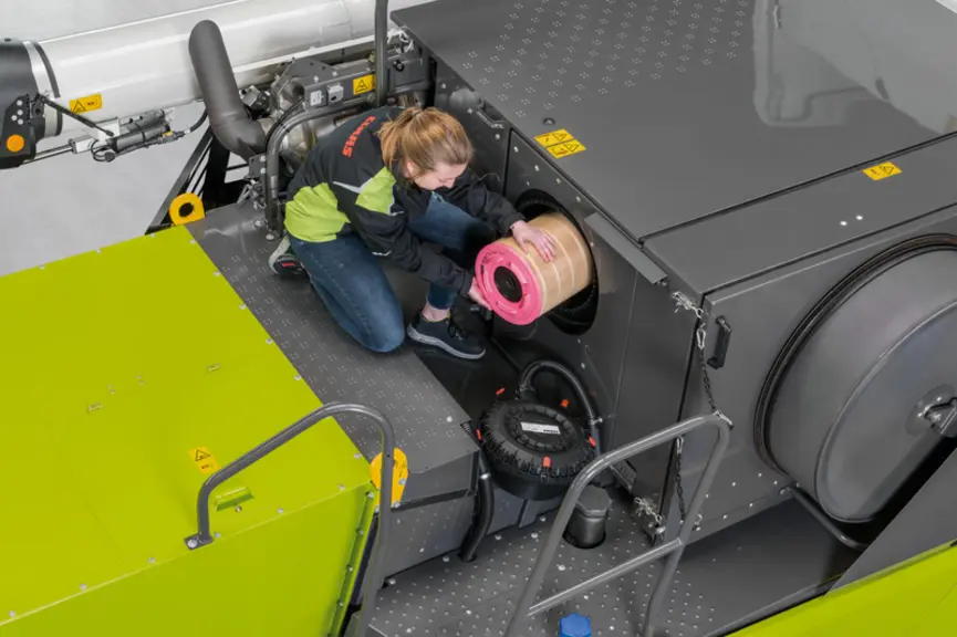 Le nettoyage du filtre à air est une des opérations quotidiennes d'entretien sur une moissonneuse-batteuse.