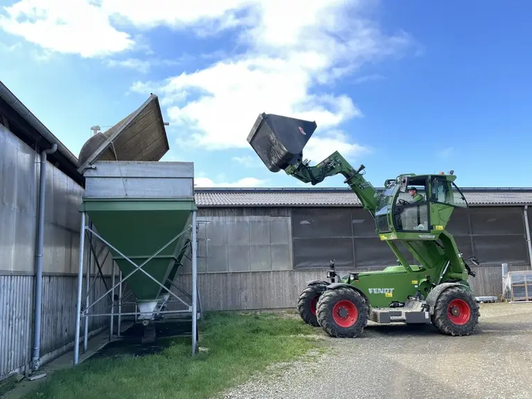 Avec la cabine du chargeur télescopique Fendt Cargo T740 levée au maximum, la distance entre le sol et le plancher atteint 2,60 m.