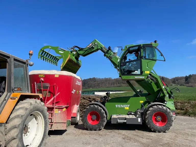 La cabine élévatrice équipe de série le chargeur télescopique Fendt Cargo T740.