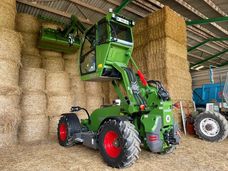 Le chargeur télescopique Fendt Cargo T740 lève à une hauteur maximale de 7,70 m.