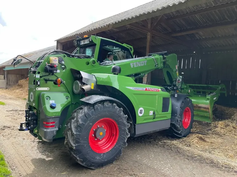 En travaillant avec la cabine du Fendt Cargo T740 légèrement levée, le chauffeur bénéficie d'une bonne visibilité à droite.