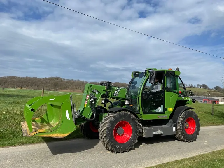 Le mode route du télescopique Fendt Cargo T740 bloque tous les mouvements du bras, oblige à circuler en deux roues directrices et limite la hauteur d'élévation de la ...