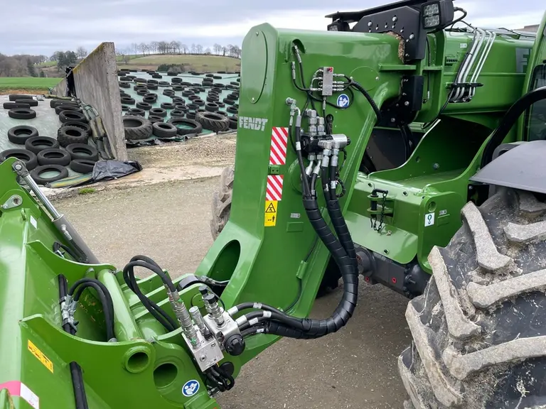 Le chargeur télescopique Fendt Cargo T740 dispose au niveau du nez de flèche d'un bouton pour annuler la pression dans les flexibles hydrauliques.