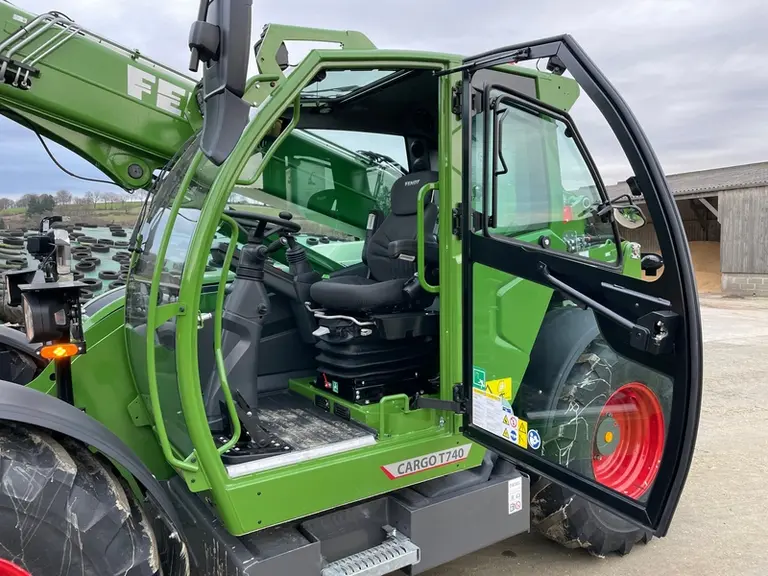 La porte de la cabine du télescopique Fendt Cargo T740 s'ouvre à 90 degrés, mais sa vitre supérieure se rabat vers l'arrière.