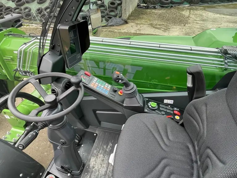 Le chargeur télescopique Fendt Cargo T740 bénéficie d'une colonne de direction comparable à celle des ensileuses et moissonneuses-batteuses, afin de dégager la vue vers ...