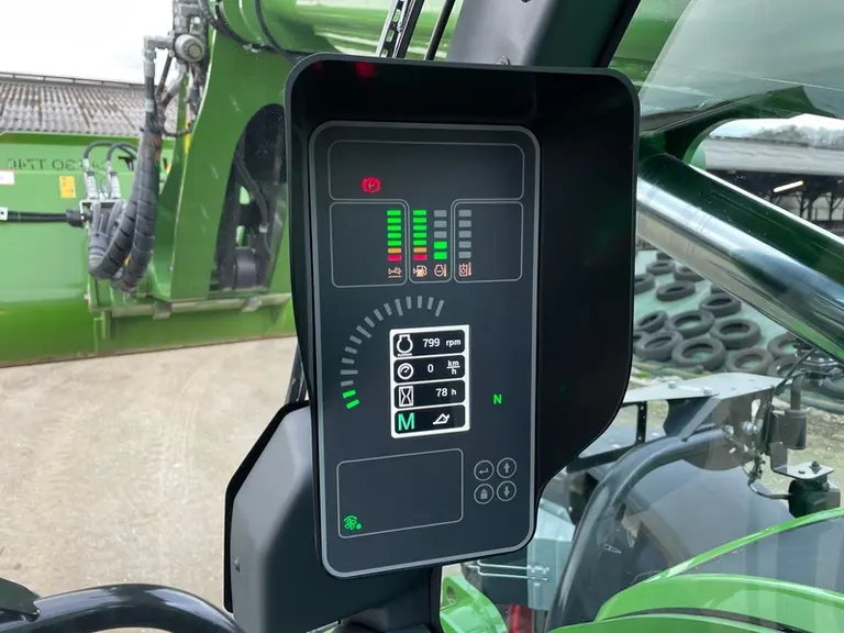 Plutôt imposant, l'écran du télescopique Fendt Cargo T740 affiche les paramètres principaux et regroupe tous les témoins d'alertes et d'informations.