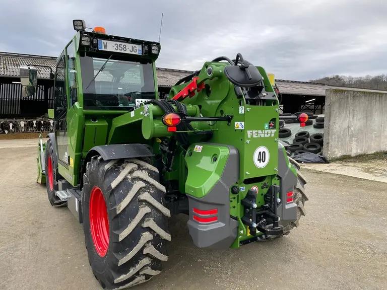 L'ancrage haut du bras du chargeur télescopique Fendt Cargo T740 n'est pas un problème en termes de visibilité grâce à la cabine élévatrice.