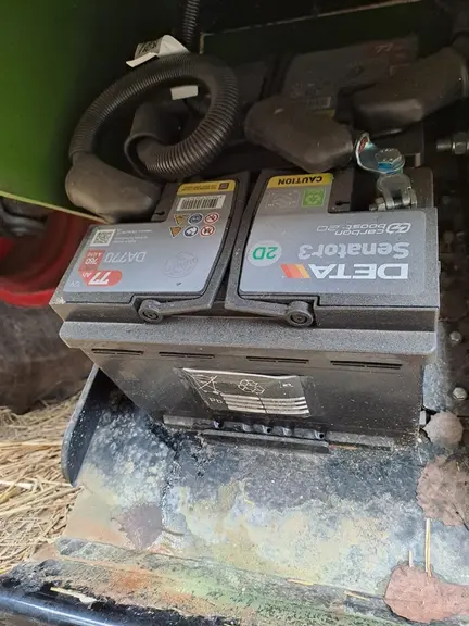 La batterie du télescopique Fendt Cargo T740 est fixée sur une trappe basculante située à l'arrière sous le châssis.