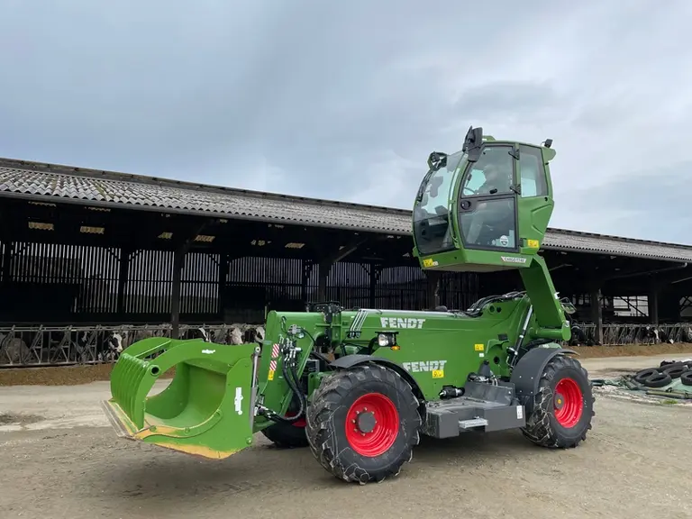 Le chargeur télescopique Fendt Cargo T740 présente, cabine levée au maximum, une hauteur hors tout de 4,40 m.