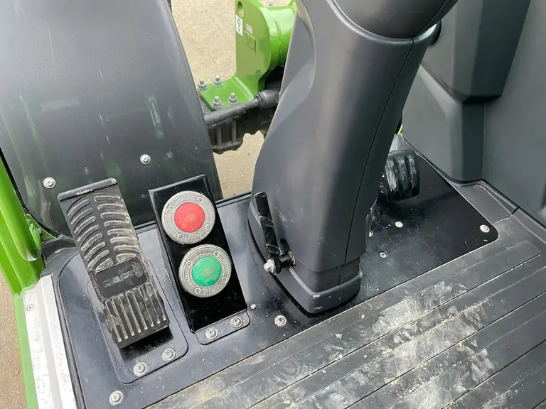 Les pédales rouge et verte gèrent la montée et la descente de la cabine élévatrice du télescopique Fendt Cargo T740.