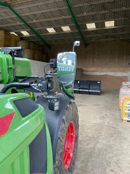 Le chargeur télescopique Fendt Cargo T740 reçoit à droite un rétroviseur plutôt imposant surplombé de l'optionnelle caméra latérale.
