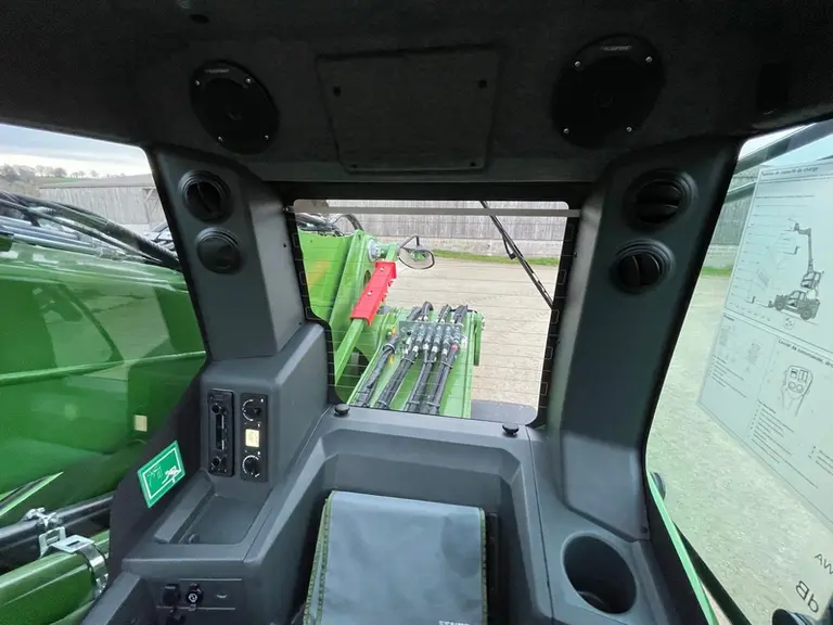 L'autoradio et les commandes de la climatisation prennent place sur le montant arrière droit de la cabine du télescopique Fendt Cargo T740.
