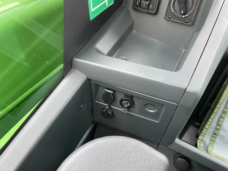 Le télescopique Fendt Cargo T740 propose en cabine deux prises 12 volts et une prise USB.