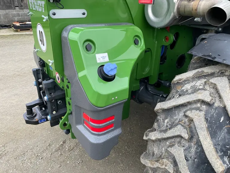 Le réservoir à AdBlue du chargeur télescopique Fendt Cargo T740 contient 16 litres.