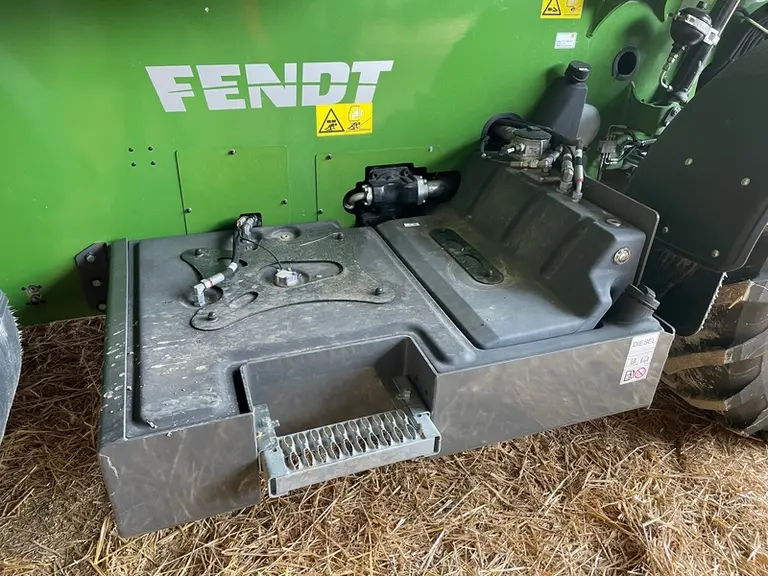 D'une capacité de 160 litres, le réservoir à carburant du télescopique Fendt Cargo T740 prend place sous la cabine.