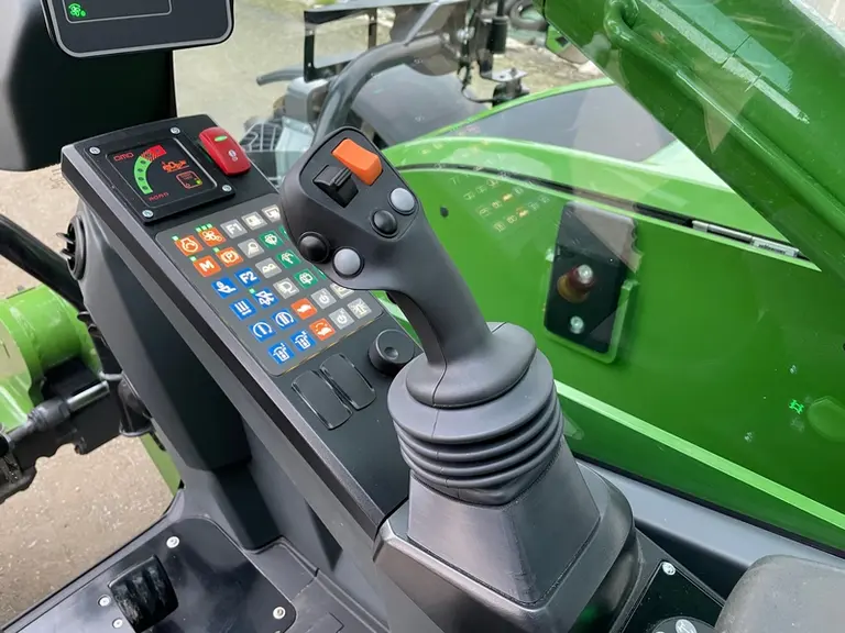 L'inversion du sens de marche se contrôle uniquement avec l'interrupteur orange du joystick du télescopique Fendt Cargo T740.