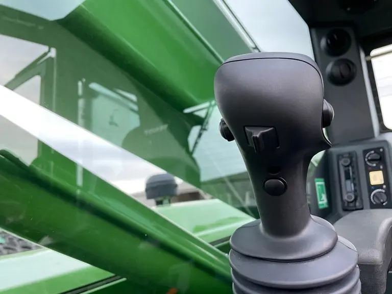 La troisième fonction hydraulique s'actionne avec l'interrupteur à bascule situé derrière le pommeau du joystick du Fendt Cargo T740.