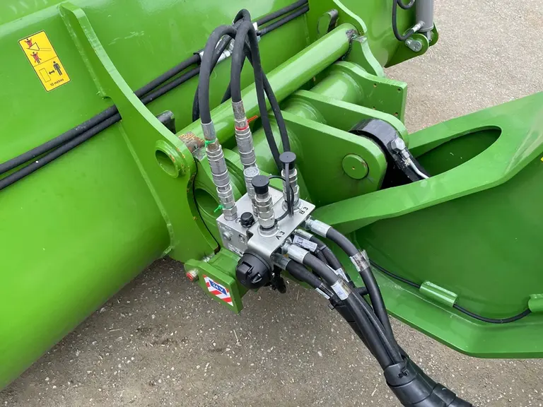 Le chargeur télescopique Fendt Cargo T740 essayé par l'EARL Toutain est équipé d'une interface porte-outil de type Manitou.
