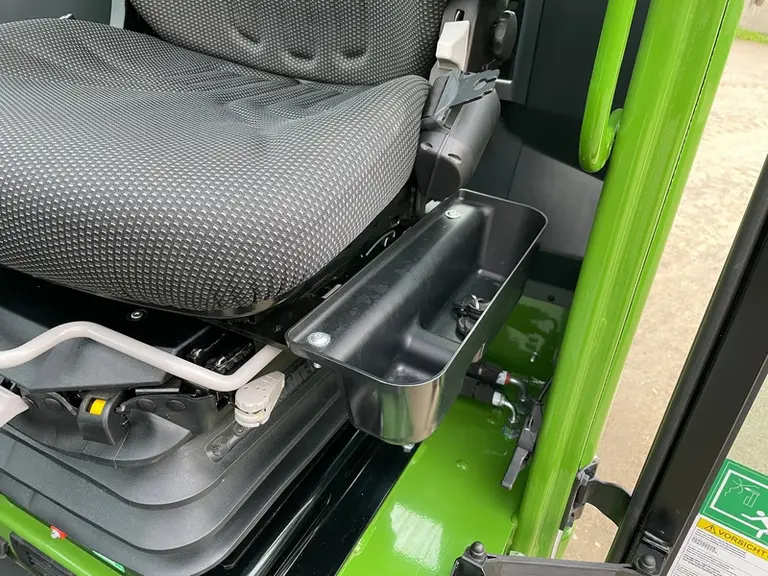Le chargeur télescopique Fendt Cargo T740 n'est pas très riche en espace de rangement.