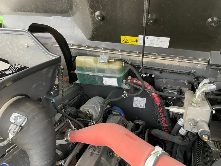 Le vase d'expansion est bien visible dans le compartiment moteur du chargeur télescopique Fendt Cargo T740.
