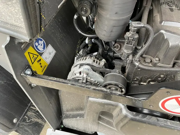 L'alternateur est bien accessible dans le compartiment moteur du chargeur télescopique Fendt Cargo T740.